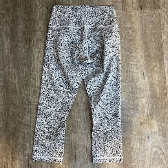 BNWOT Lululemon Wonder Unders cropped - Picture 4 of 4